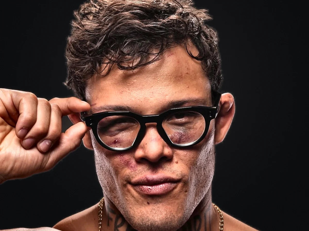 Caio “The Natural” Borralho, de óculos, em estúdio