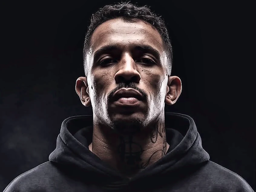 Carlos “The Nightmare” Prates, de moletom preto, em estúdio