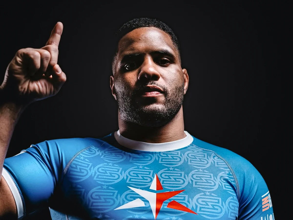 Isaque Bahiense de rashguard azul, em estúdio